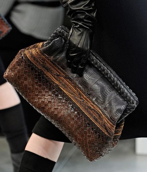 . Bottega Veneta Bags, Olivia Palermo, Best Bags, Handbag Shoes, Gigi Hadid, Beautiful Bags, Milan Fashion Week, Clutch Handbag, Victoria Beckham