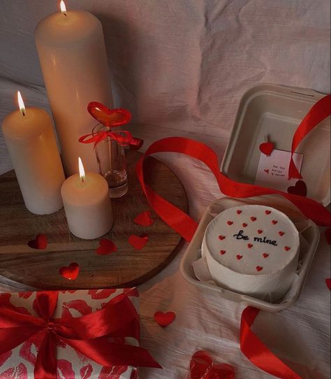 Luxury Surprise, Anniversary Aesthetic, Valentines Day Surprise, Romantic Dinner Setting, Boyfriends Birthday Ideas, Valentine Vibes, Romantic Room Decoration, Surprise Birthday Decorations, Dinner Setting