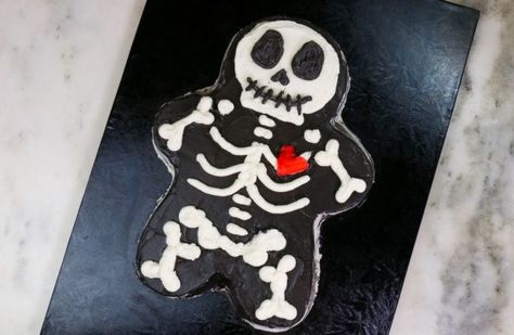 Skeleton Cake, Halloween Mummy, Halloween Goodies, Birthday Halloween Party, Cakes For Men, Halloween Party Themes, Halloween Desserts, Halloween Skeleton, Halloween Cakes