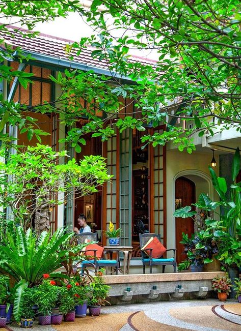 Bangkok Hotels Top 10, Thailand Hotels Luxury, Bangkok Map, Thai Garden, Bangkok Hotels, Bangkok Itinerary, Japanese Hotel, Heritage Architecture, Capsule Hotel