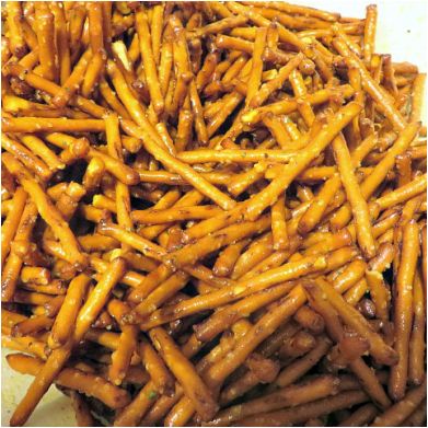 Stinky Pretzels! These are addictive. Salty Sweet Snacks, Butter Pretzels, Football Snacks, Pretzels Recipe, Eating Fast, Spicy Honey, Honey Roasted, Salty Snacks, Finger Food Appetizers