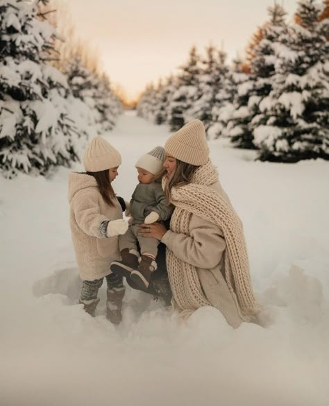 Snow Family Pictures, Tree Farm Photo Shoot, Shooting Pose, Winter Family Photoshoot, Christmas Family Photoshoot, Mommy And Me Photo Shoot, Snow Photoshoot, Winter Family Photos, Family Photoshoot Outfits