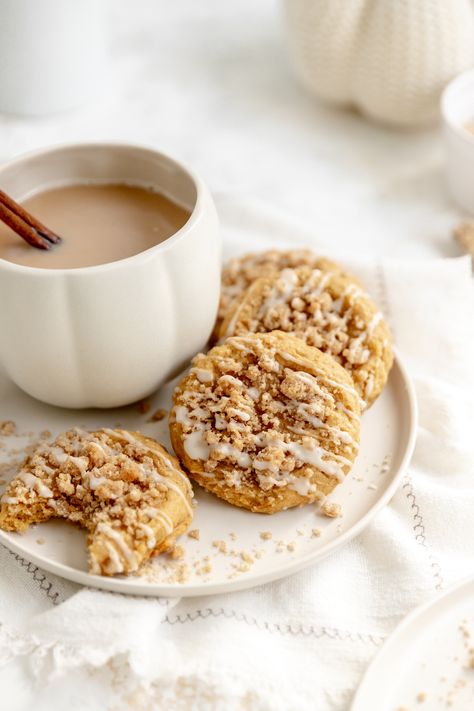 Pumpkin Coffee Cake Cookies Pumpkin Streusel Cookies, Pumpkin Coffee Cake Cookies, Coffee Cake Cookies, Soft Chewy Cookies, Pumpkin Coffee Cake, Buttercream Frosting Cake, Homemade Sugar Cookies, Pumpkin Coffee Cakes, Chewy Cookies