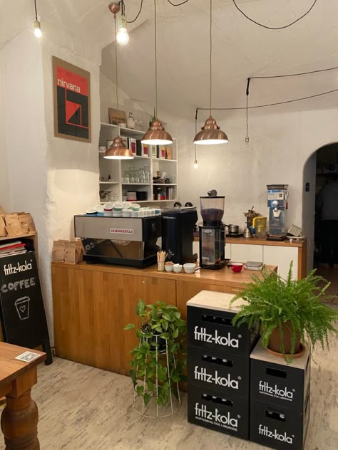 Bauhaus Coffee Shop, Mini Coffee Shop Ideas, Micro Coffee Shop, Mini Cafe Interior, Coffee Business Ideas, Tiny Coffee Shop, Grow Coffee, Flowers And Coffee, Cafe Lighting