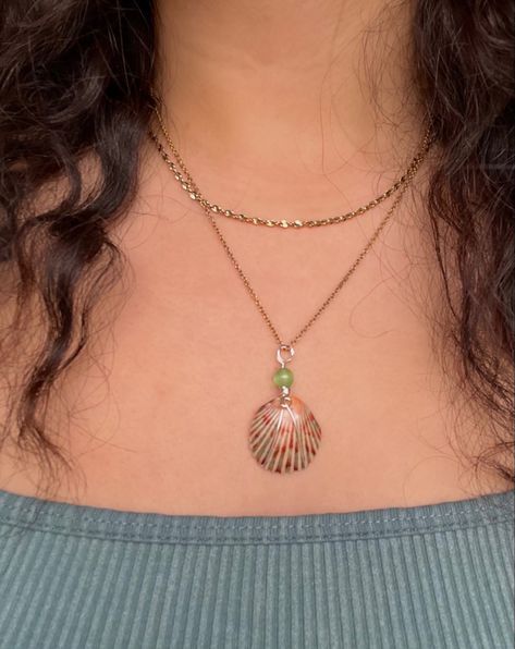 Sea shell necklace She’ll Necklace, Diy Seashell Necklace, Sea Shell Jewelry Diy, Shell Necklace Aesthetic, Seashell Necklace Diy, Beachy Necklaces, Shell Necklace Diy, Seashell Creations, Beachy Necklace