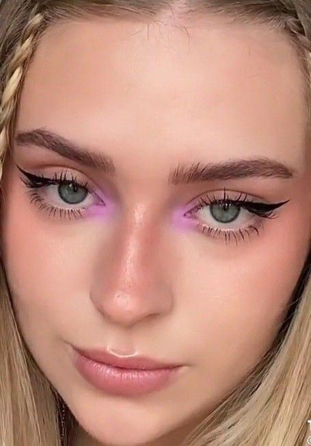 Pink Eyeliner Blue Eyes, Pastel Eyeliner, Pink Eyeshadow With White Eyeliner, Light Pink Eyeliner Looks, Pink Eyeliner Under Eye, Pastel Purple Eyeliner, Holiday Eye Makeup, Makeup Utensils, Pink Eyeliner