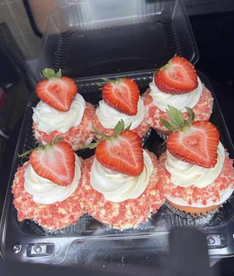 Strawberry Crunch Dessert Ideas, Spring Fling Cupcakes, Chocolate Crunch Cupcakes, Strawberry Crunch Cones, Strawberry Crunch Pancakes, Cupcake Selling Ideas, Baking To Sell Ideas, Baddie Cupcakes, Plates To Sell Food