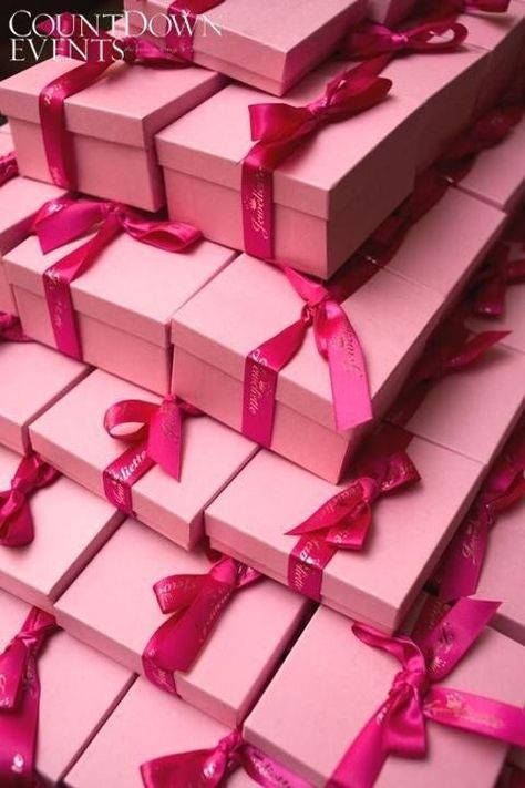 Pink Boxes, Movie Aesthetic, Glitter Rosa, Pink Gift Box, I Believe In Pink, Wallpaper Collage, Pink Box, Christmas Movie, Tickled Pink