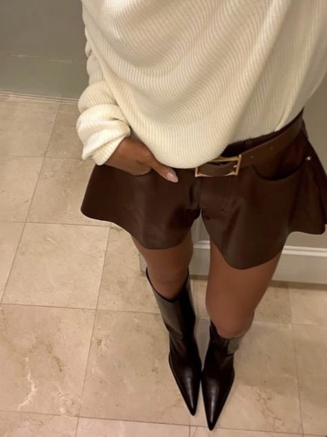 Brown Shorts Outfit Aesthetic, Luxury Brown Mini Skirt For Fall, Brown Leather Mini Skirt Outfit, Brown Mini Skirt For Winter, Leather Shorts Outfit Fall, Suede Shorts Outfit, Winter Brown Lined Mini Skirt, Outfit Ideas Boots, Trendy Brown Fall Mini Skirt