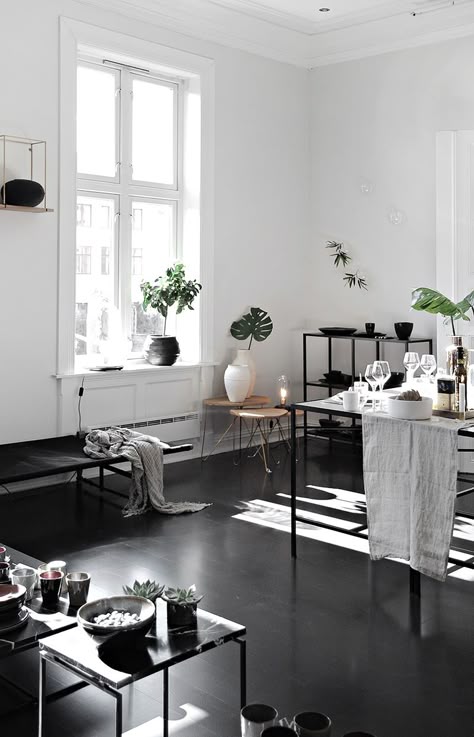 Only Deco Love: Press Breakfast at Woods Agentur Living Room With Black Flooring, Black Floor Apartment, Black Flooring Interior, Black Floor Salon, All Black Home Decor, Black Floor Interior, Black Floors Living Room, Black Floor Living Room, White And Black Room