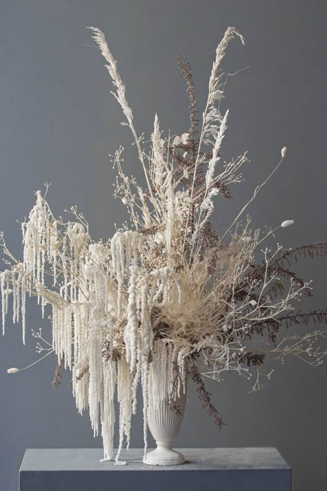 Unique Dried Flower Arrangements, Large Dried Floral Arrangements, Lunaria Arrangement, Christmas Floral Installation, Christmas Dried Flowers, Amaranthus Arrangement, White Amaranthus, Dried Amaranthus, Flowers In White Vase