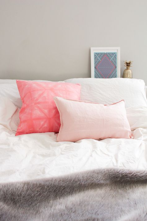 DIY Pink Shibori Throw Pillow Minimal Bedroom Ideas, Diy Shibori, Diy Bedding, Shibori Diy, Shibori Pillows, Throw Pillow Diy, Dye Techniques, Dorm Inspo, Fabric Dye