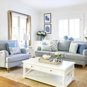 Hamptons House Interior, Hamptons Style Living Room, Hamptons Living Room, Blue Sofa Living, Blue And White Decor, Blue And White Living Room, Coastal Living Rooms, Coastal Living Room, White Living Room