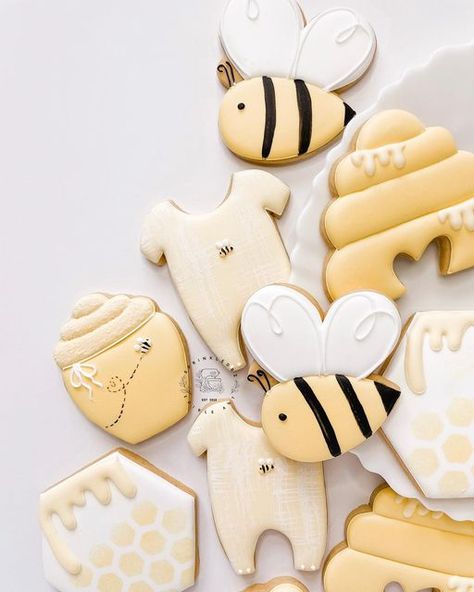 Honeycomb Cookies Decorated, Honeybee Cookies, Bee Cookies Decorated, Bee Biscuits, Honeybee Baby Shower Theme, Bee Baby Shower Cookies, Bee Theme Cookies Decorated, Bee Sugar Cookies, What Will It Bee Cookies