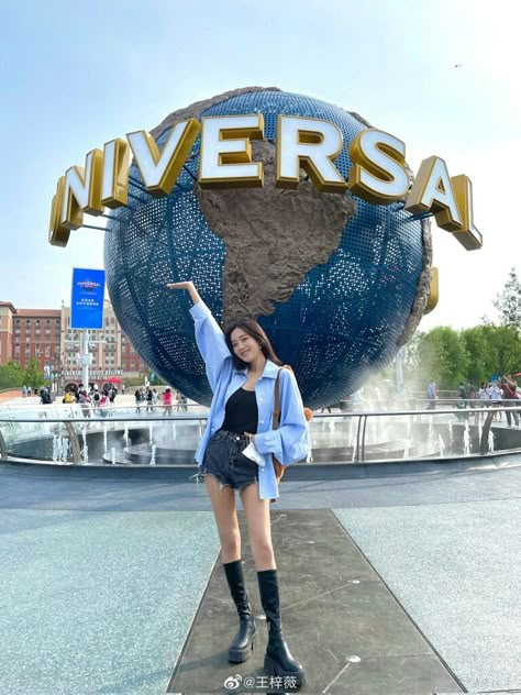 Universal Studios Singapore Photography, Sg Outfit Ideas, Singapore Trip Outfit Ideas, Universal Studios Beijing, Singapore Outfit Ideas Women, Singapore Pose Ideas, Singapore Picture Ideas, Usj Outfits, Outfits For Singapore Trip