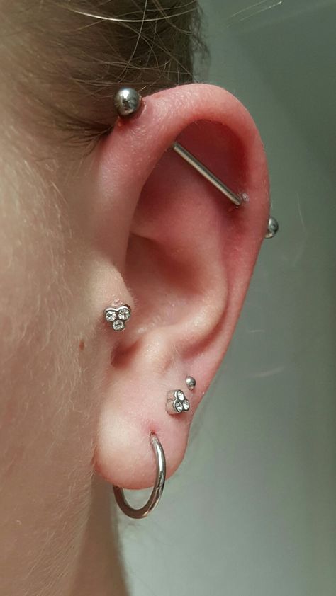 Eat Lobe Piercing, Industrial And Tragus Piercing, Tragus And Industrial Piercing, Piercings Oreja Industrial, Piercing Ideas Industrial, Industrial Pericing, Tragus Piercing Aesthetic, Industrial Piercing Aesthetic, Ear Piercings Industrial