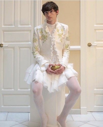 Gender Photography, Mode Queer, Feminine Men, Boys Wearing Skirts, Men Wearing Skirts, Gender Fluid Fashion, Ballet Boys, Androgynous Style, Genderless Fashion