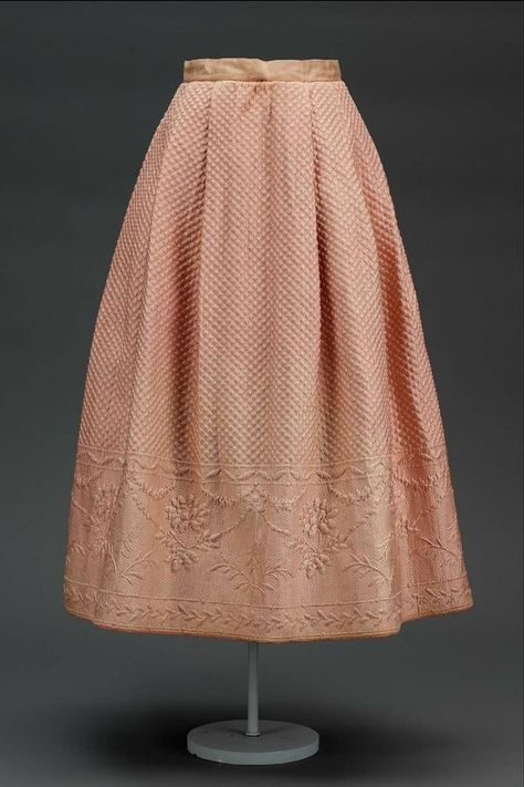 Crazy Cat Lady's Musings: When the weather gets cold . . . 18th Century Petticoat, Quilted Petticoat, Quilted Garments, 1700 Fashion, 18th Century Women, Quilted Clothing, 18th Century Dress, 18th Century Costume, Quilted Skirt