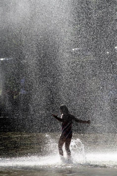 People In The Rain, Free Rain, Rain Pictures, Rain Aesthetic, Meditation Scripts, Rainy Day Aesthetic, I Love Rain, Day Aesthetic, Love Rain