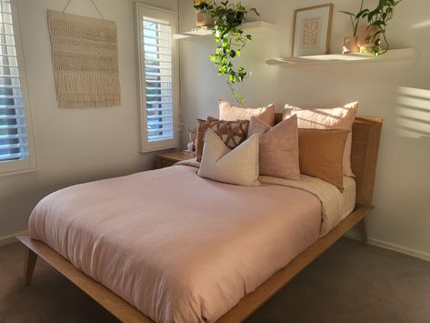 Pink And Wooden Bedroom, Pink Brown Room Aesthetic, Pink Earthy Room Aesthetic, Pink And Brown Room Aesthetic, Brown And Pink Bedroom Ideas, Pink Earthy Bedroom, Pink And Brown Room Ideas, Brown And Pink Bedroom, Pink And Brown Room