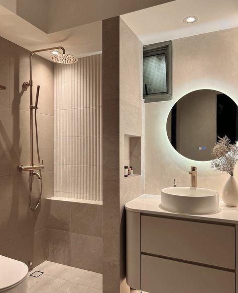 Beige Toilet Bathroom Ideas, Beige Small Bathroom, Small Bathroom Ideas Beige, Water Closet Ideas, Cozy Small Bathroom, Beige Toilet, Small Bathroom Makeover Ideas, Minimalist Toilets, Bathroom Makeover Ideas