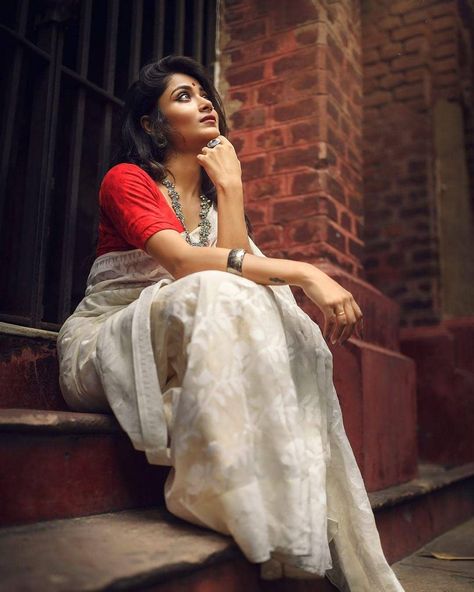 SAHELI 👑 | Kolkata Blogger on Instagram: “Serenity 🌼 . . . Photographed  retouched by @samanwayphotography” Saree Poses Photoshoot Ideas, Poses Photoshoot Ideas, Poses Photoshoot, Modern Saree, Saree Poses, Wedding Couple Poses Photography, Portrait Photography Women, Indian Photoshoot, Saree Photoshoot