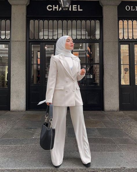 Casual Blazers For Women, Hijab Suit Outfit Formal, Women Suits Hijab, Graduation Suits For Women Hijab, Hijab Suit Outfit, Modest Suits For Women, Blazer Outfits Hijab Formal, Hijabi Suits For Women, Hijabi Professional Outfits