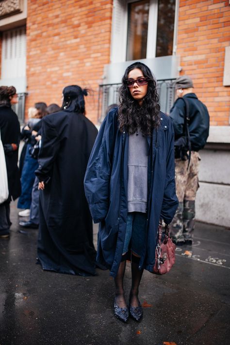 Street style at Paris Fashion Week Spring 2025 Street Style Photos, Paris Fashion Week Street Style, Best Street Style, Fashion Week Street Style, Fashion Week Spring, Fitness Inspo, Fashion Photo, Paris Fashion, Paris Fashion Week