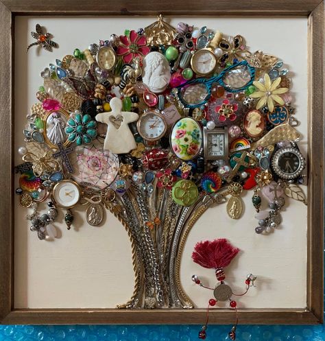 https://www.facebook.com/photo?fbid=4038646846159882&set=gm.1774798382661070 Jewelry Tree Art, Jewelry Tree Craft, Old Jewelry Crafts, Costume Jewelry Crafts, Vintage Jewelry Ideas, Jewelry Frames, Vintage Jewelry Repurposed, Jewelry Christmas Tree, Vintage Jewelry Crafts