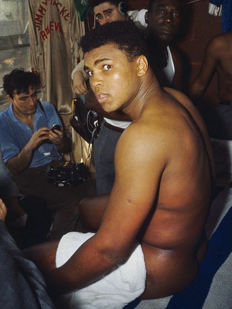 Muhammed Ali Clay, Male Energy, Warrior Training, Cassius Clay, Superhero Workout, Mohammad Ali, Boxing Images, Sports Illustrated Covers, Box Cars