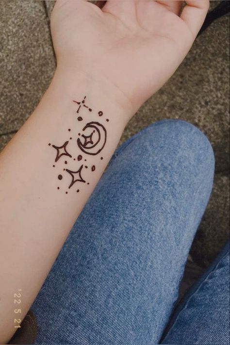 Simple Henna Art Designs, Easy Begginer Henna Designs, Simple Henna Tattoo Aesthetic, Henna Aesthetic Tattoo, Henna Designs For Eid Simple, Star Henna Tattoo, Henna Tattoo Designs Simple Aesthetic, Easy Hannah Tattoos, Aesthetic Henna Designs For Eid