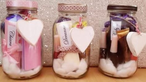 She Makes a Luscious Spa In A Mason Jar For A Super Cool Gift! | DIY Joy Projects and Crafts Ideas Dollar Tree Spa Basket, Spa Packages Ideas, Diy Dollar Tree Gifts, Diy Spa Gifts, Diy Christmas Baskets, Spa In A Jar, Diy Gifts In A Jar, Domestic Geek, Diy Gifts For Mothers