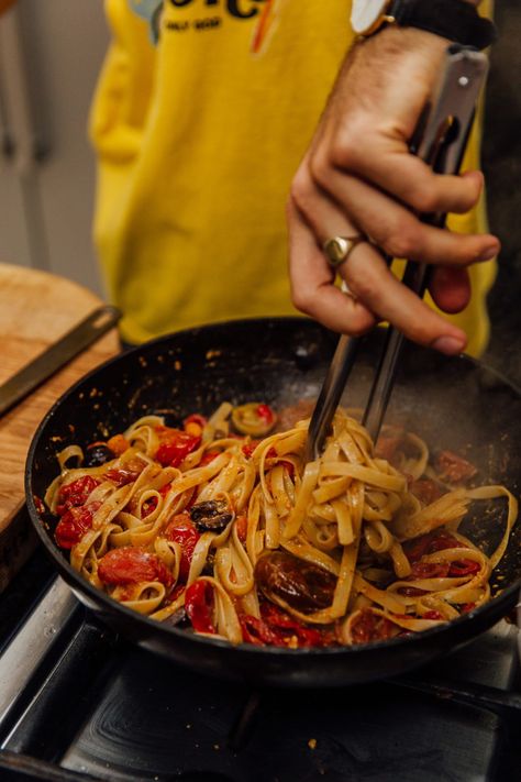 5 INGREDIENT Vegetable Tagliatelle - Avant-Garde Vegan Avant Garde Vegan, Gaz Oakley, Tagliatelle Recipe, Vegan Pesto, Grilled Peaches, My Recipes, Vegan Pumpkin, Vegan Meals, 5 Ingredient