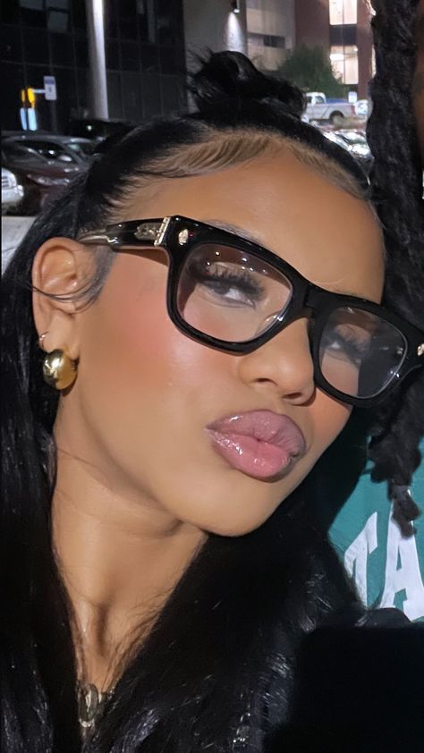 mimi on X: "love blush so much https://t.co/UBhqctlrTi" / X Siren Aesthetic, Chic Glasses, Aesthetic 2024, Glasses Makeup, Cute Makeup Looks, Makeup On Fleek, Face Card, Looks Black, Pretty Selfies