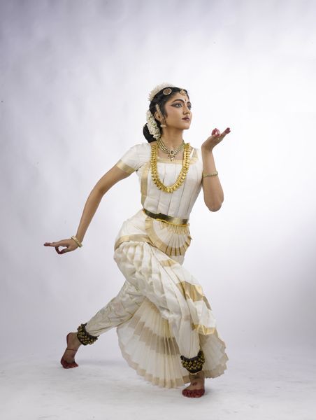 Bharat Natyam, Bharatanatyam Costume, Bharatanatyam Dancer, Indian Classical Dancer, Bharatanatyam Poses, Dance Forms, Dancing Pose, Dance Of India, Indian Classical Dance