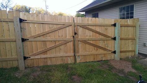 How to Build a 6' Privacy Fence - Did It Myself Split Gate Ideas, Building A Gate For Fence, Yard Fences And Gates, Large Fence Gate, Large Gate Design, Fence With Gate For Driveway, Big Fence Door, 2 Door Fence Gate, Double Fence Gates Wooden