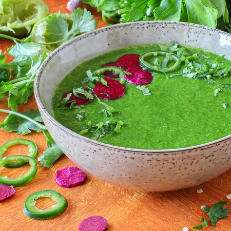 Detoxifying raw spinach soup - Luvele AU Liquid Meals, Healthiest Foods, Raw Spinach, Green Soup, Gaps Diet, Spinach Soup, Juice Plus, Coconut Yogurt, Stuffed Jalapeno Peppers