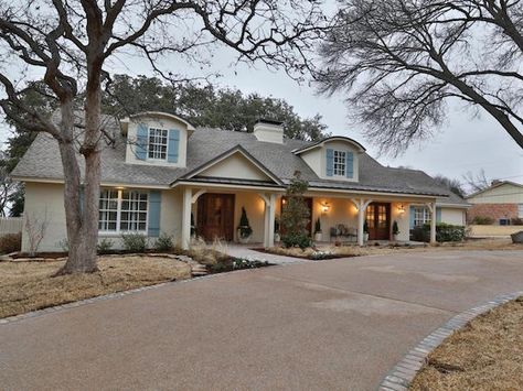 Fixer Upper Episodes, Country Home Exterior, French Country Exterior, Hgtv Fixer Upper, Ranch Remodel, Blue Shutters, Casa Country, Front Yards, Chip And Joanna Gaines