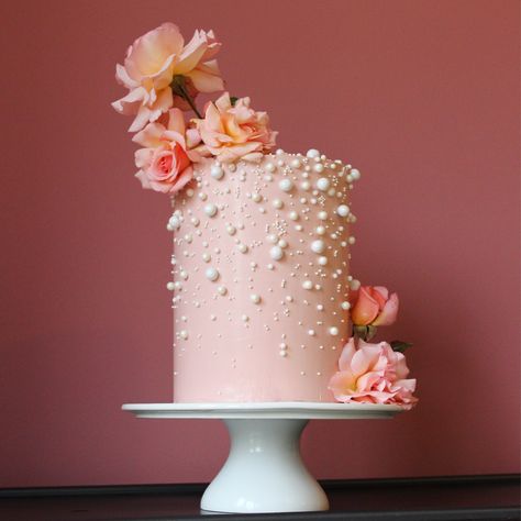 Victoria sponge cake with peach buttercream, edible pearls and fresh roses for decoration Peach Wedding Cake Elegant, Pink Pearl Birthday Cake, Peach Cakes Birthday, Cake Pearls Decoration, Fresh Rose Cake, Pearl Cake Designs Birthday, Tall Cakes Design, Pink Tall Cake, Tall Cakes Birthday