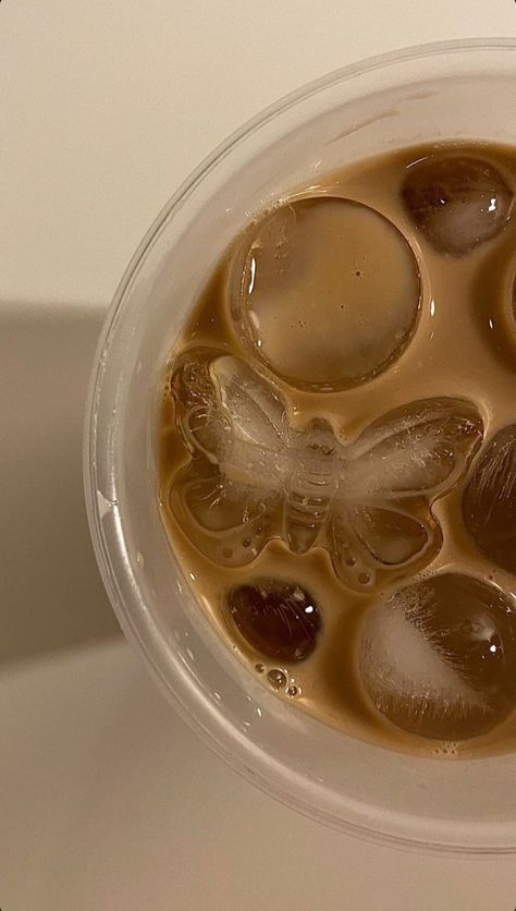 Cold Coffee Aesthetic, Aesthetic Coffee Wallpaper, I Love Coffe, Coffee Wallpaper, Coffee Obsession, Ice Coffee, Coffee Aesthetic, Premium Coffee, Aesthetic Coffee