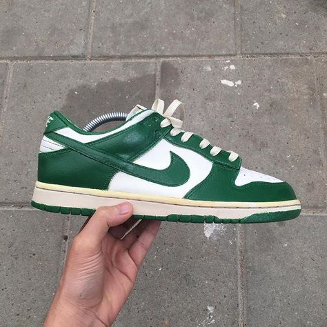 Jimmy Le (@lambojimmy) • Foto dan video Instagram Nike Dunk Low Michigan State, Dunk Low Michigan, Nike Casual, Sb Dunk Low, Nike Sb Dunks Low, Nike Sb Dunks, Sb Dunk, Nike Dunk Low, Mens Green