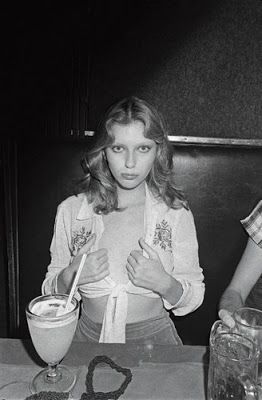 The captivating Bebe Buell, Playboy Playmate, Liv Tylers mom, at Max's Kansas City @1974 Groupie Aesthetic, Pamela Des Barres, Bebe Buell, Chica Punk, Groupie Love, Harry Clarke, Lauren Hutton, Rock Chick, Daisy Jones