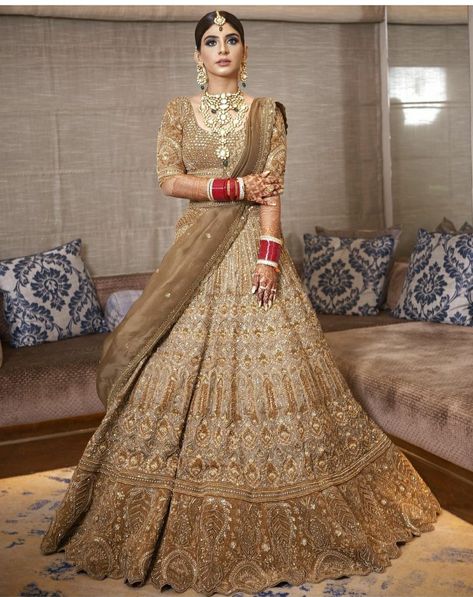 Golden Lengha Bridal Lehenga, Gold Lengha Bridal Reception, Golden Lehnga Bride, Golden Lehenga Brides, Shadi Lehenga, Bramha Ji, Reception Lehengas, Gold Lengha, Pose Bride