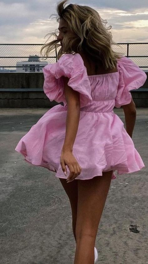 Emma Leger, Poofy Skirts, Dress Poses, Bday Photoshoot, Poofy Skirt, Poofy Dress, Vintage Blouses, Sorority Life, Bora Bora