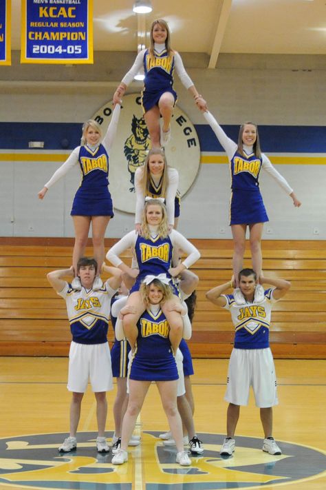 Basketball Photography Poses, Cheer Pyramids, Cheerleading Pics, Cheerleading Dress, Cheerleading Stunts, Cheer Flyer, Cheer Dance Routines, Cheer Hacks, Cheer Team Pictures