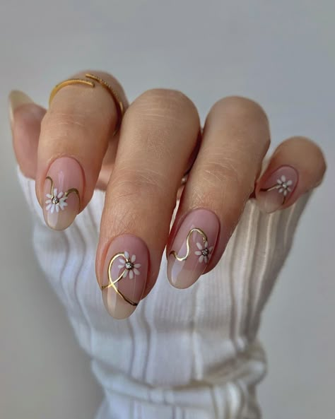 50 Cute Spring Flower Nails to Inspire You Nails Yellow, Graduation Nails, Daisy Nails, Flower Nail Designs, Casual Nails, Her Nails, Flower Nail, Minimalist Nails, Pretty Acrylic Nails