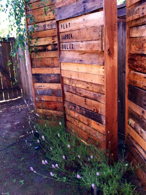 If you are looking for affordable ways to build a new fence for your yard or garden you should try pallet fencing. Pallet Privacy Fences, Wood Pallet Fence, Diy Privacy Fence, Pallet Fence, Diy Fence, Building A Fence, Privacy Fences, Screened In Patio, Outdoor Privacy