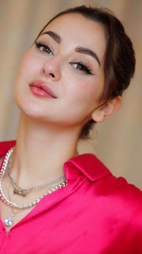 Hania Amir Smile, Bollywood Makeup, Elegant Fashion Outfits, Hania Amir, Beauty Tips For Skin, Pakistani Actress, Alia Bhatt, Natural Makeup Looks, Blonde Beauty