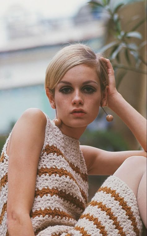 Swinging Sixties Aesthetic, Twiggy Photoshoot, Twiggy Aesthetic, Twiggy Outfits, Twiggy 70s, Twiggy 1960s, Twiggy 60s, Twiggy Model, 1960s Twiggy