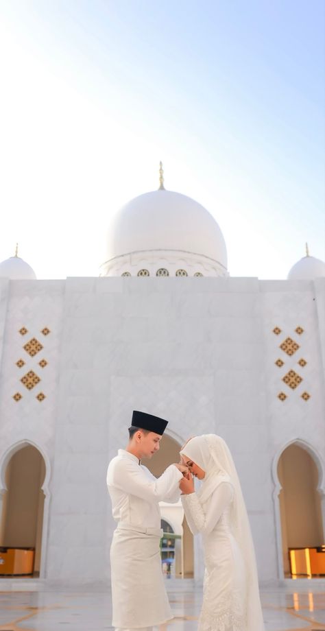 Muslim Pre Wedding Photoshoot, Pose Foto Pernikahan, Nikah Photoshoot, Foto Akad, Adat Melayu, Melayu Wedding, Muslim Wedding Photos, Moodboard Wedding, Javanese Wedding